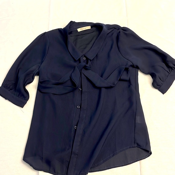 Tops - Navy 1/4 length button down with tie neck